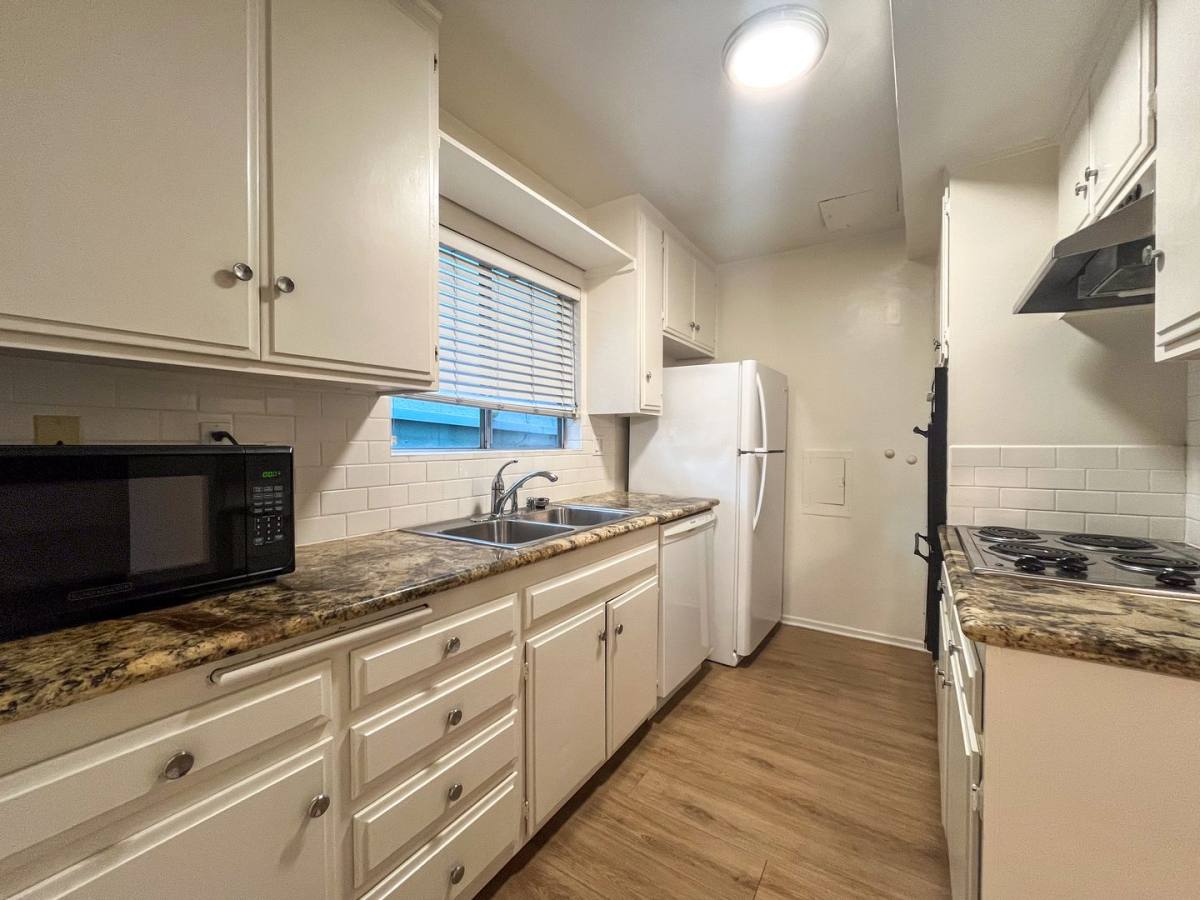 Townhouse for rent at 2439 Chelsea Place, Santa Monica, CA 90404