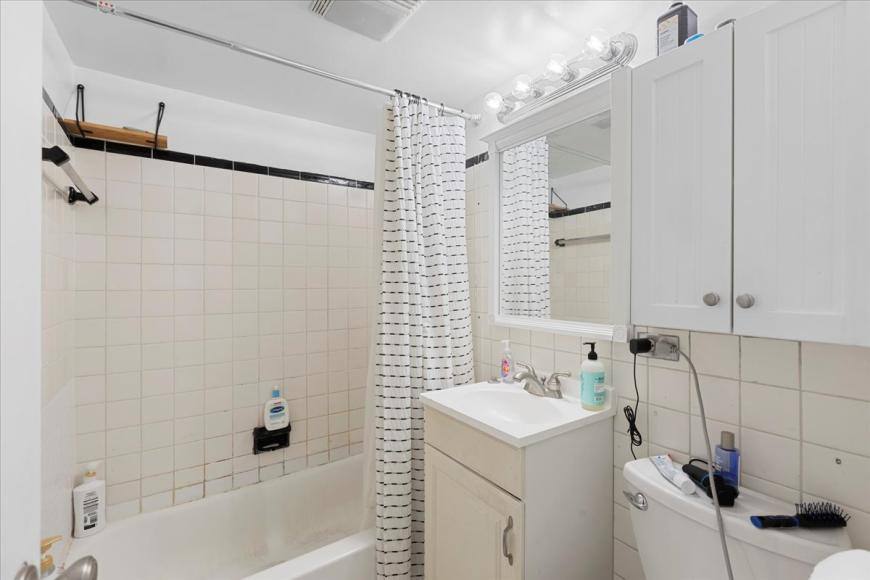 Apartment for rent at 429 W Wellington #1A, Chicago, IL 60657