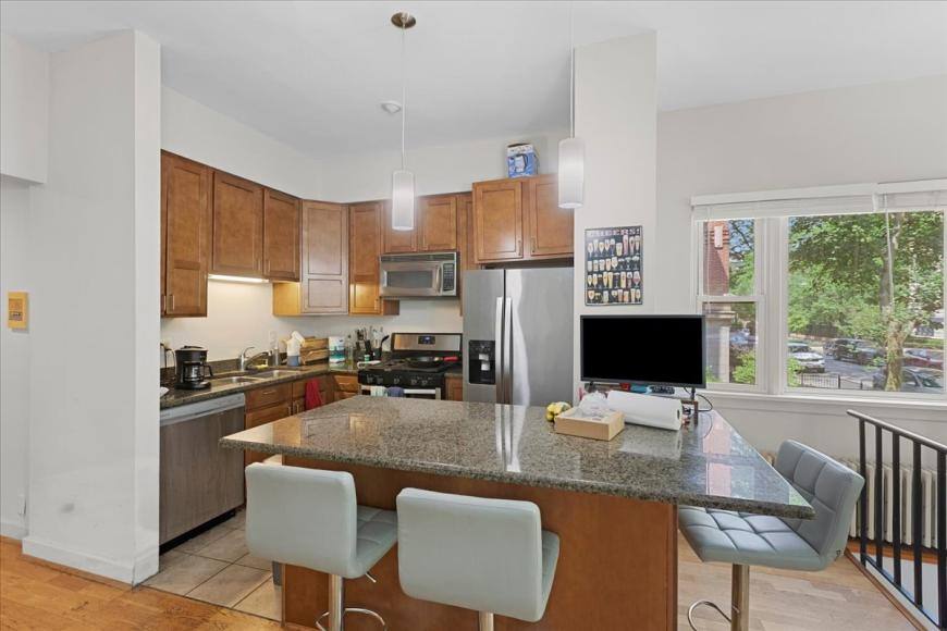 Apartment for rent at 429 W Wellington #1A, Chicago, IL 60657
