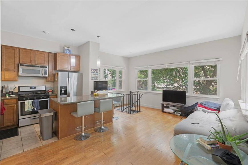 Apartment for rent at 429 W Wellington #1A, Chicago, IL 60657