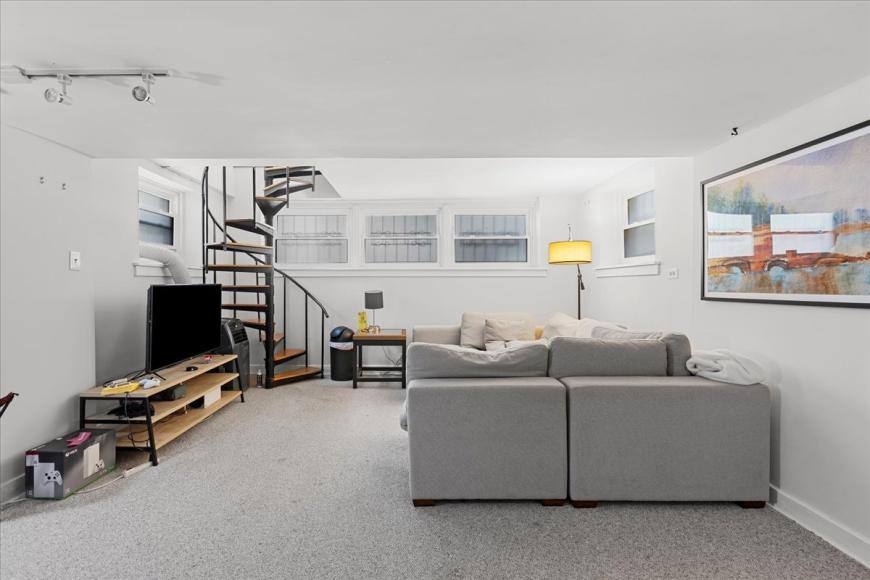 Apartment for rent at 429 W Wellington #1A, Chicago, IL 60657