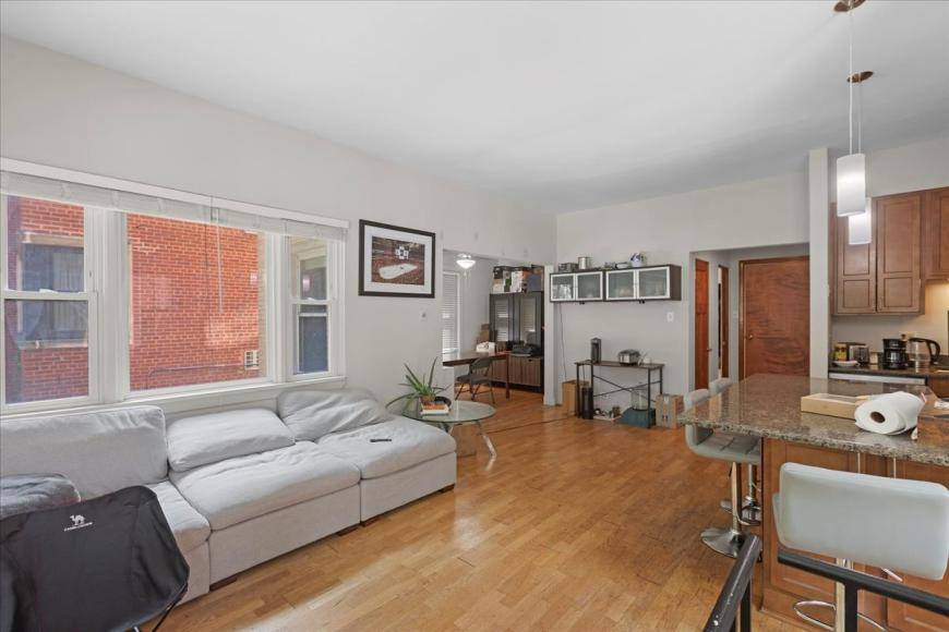 Apartment for rent at 429 W Wellington #1A, Chicago, IL 60657