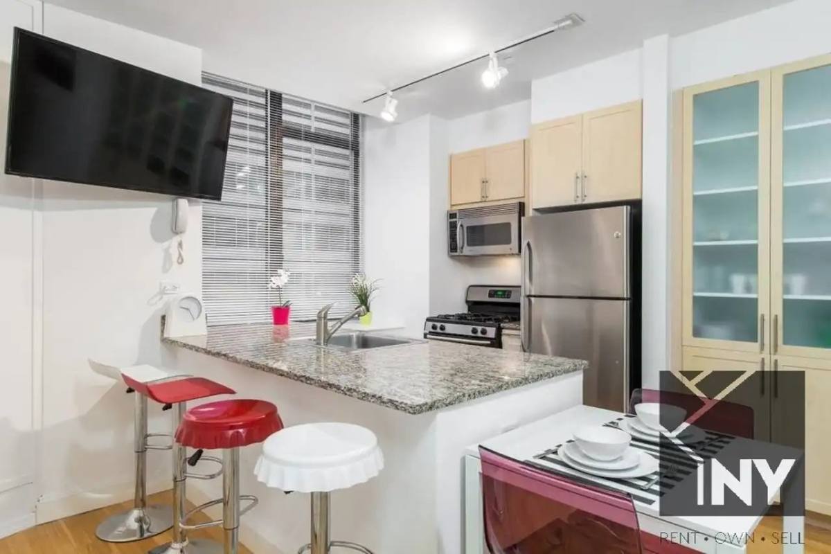 Apartment for rent at 126 Pearl St #22R, New York, NY 10005