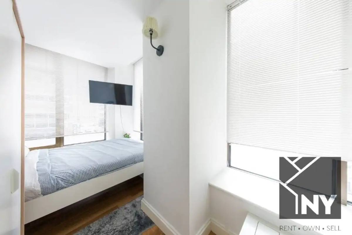 Apartment for rent at 126 Pearl St #19F, New York, NY 10005