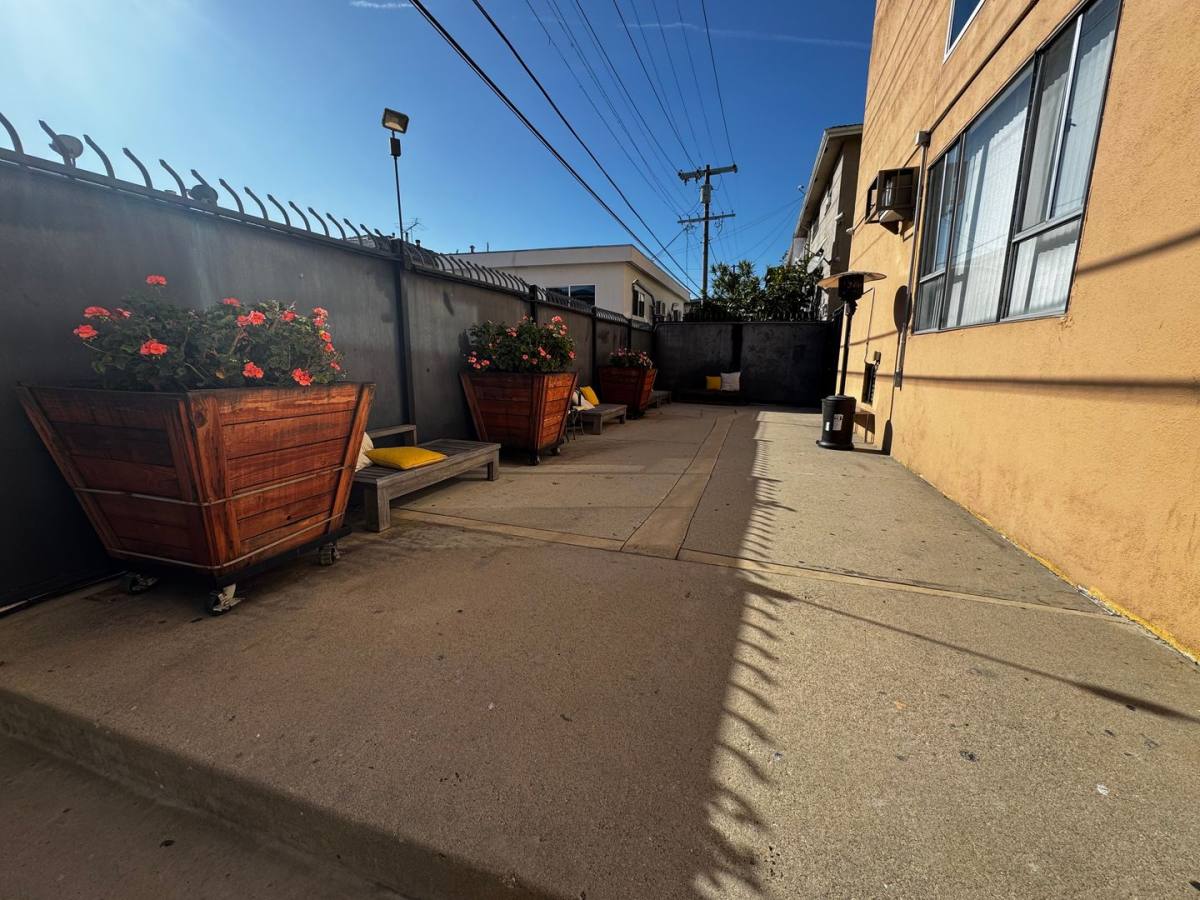 Apartment for rent at 5434 Sierra Vista Ave #35, Los Angeles, CA 90038
