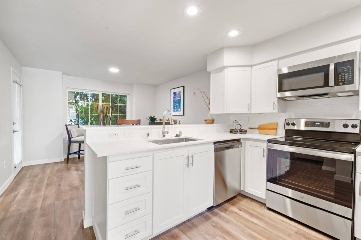 Townhouse for rent at 1101 N Mountain View Ave, Tacoma, WA 98406