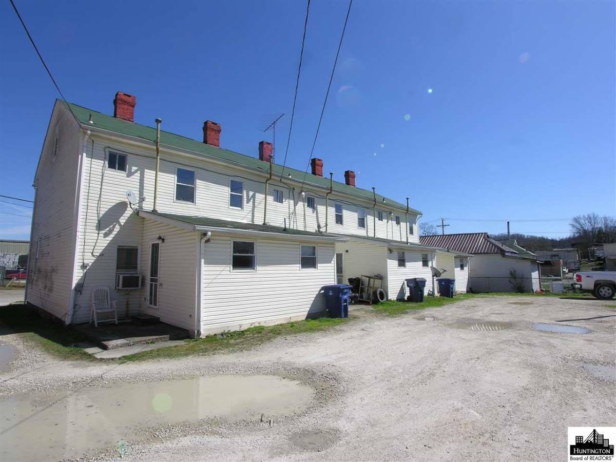 Apartment for rent at 426 10th St W, Huntington, WV 25704