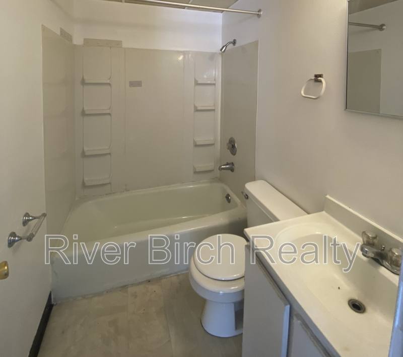 Apartment for rent at 1600 S 6th St #1, Springfield, IL 62703