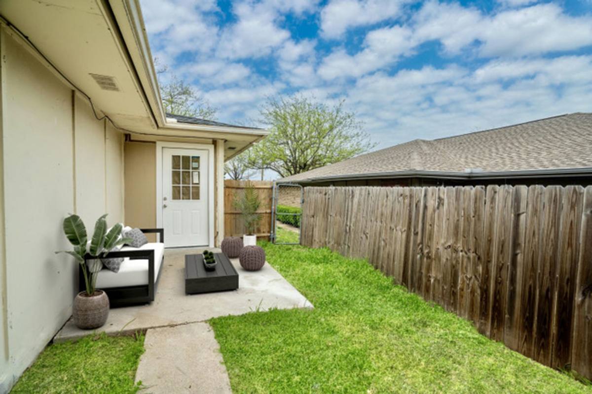 Apartment for rent at 718-728 Skyline, Duncanville, TX 75116