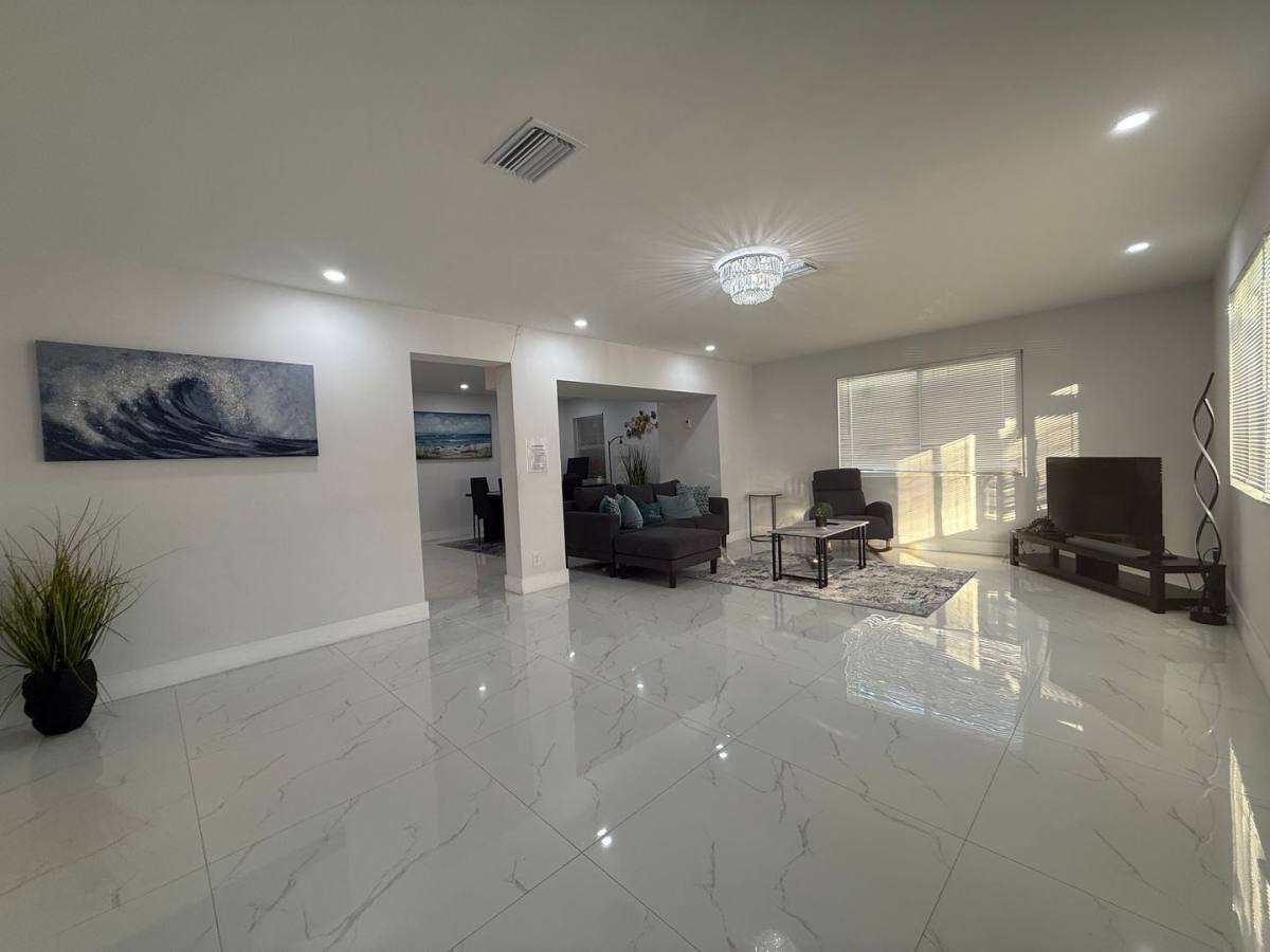 House for rent at 255 Glouchester St, Boca Raton, FL 33487