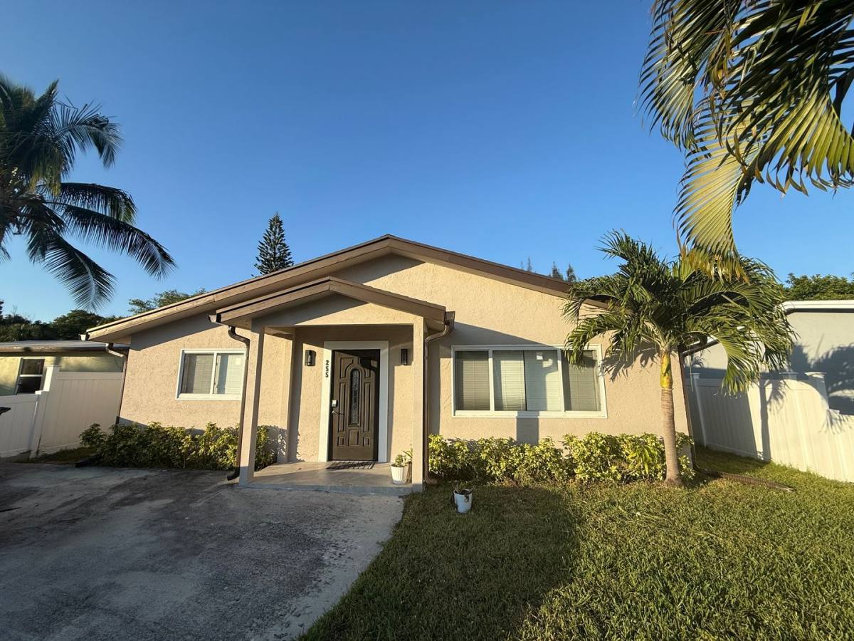 House for rent at 255 Glouchester St, Boca Raton, FL 33487