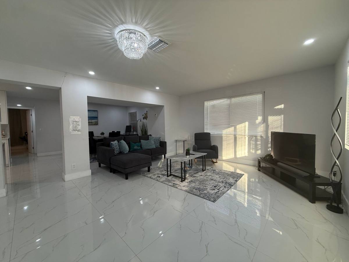 House for rent at 255 Glouchester St, Boca Raton, FL 33487