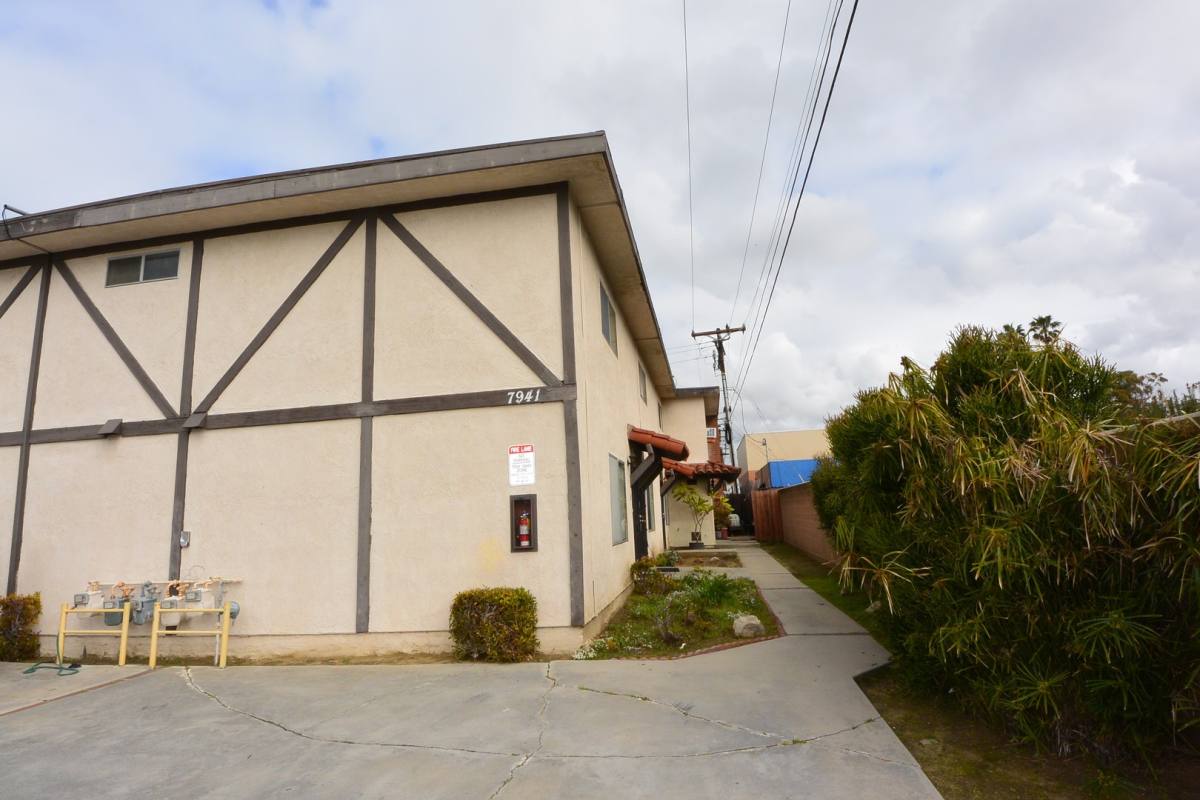Apartment for rent at 7941 Holt Dr, Huntington Beach, CA 92647