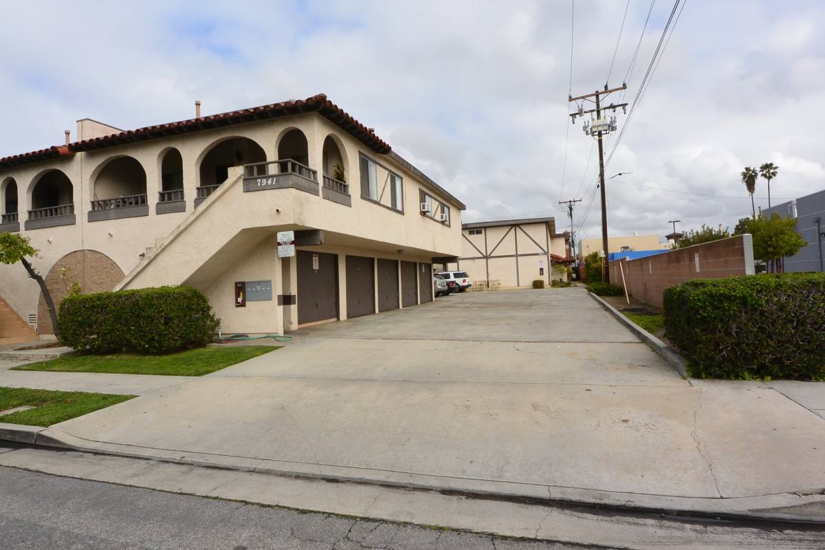Apartment for rent at 7941 Holt Dr, Huntington Beach, CA 92647
