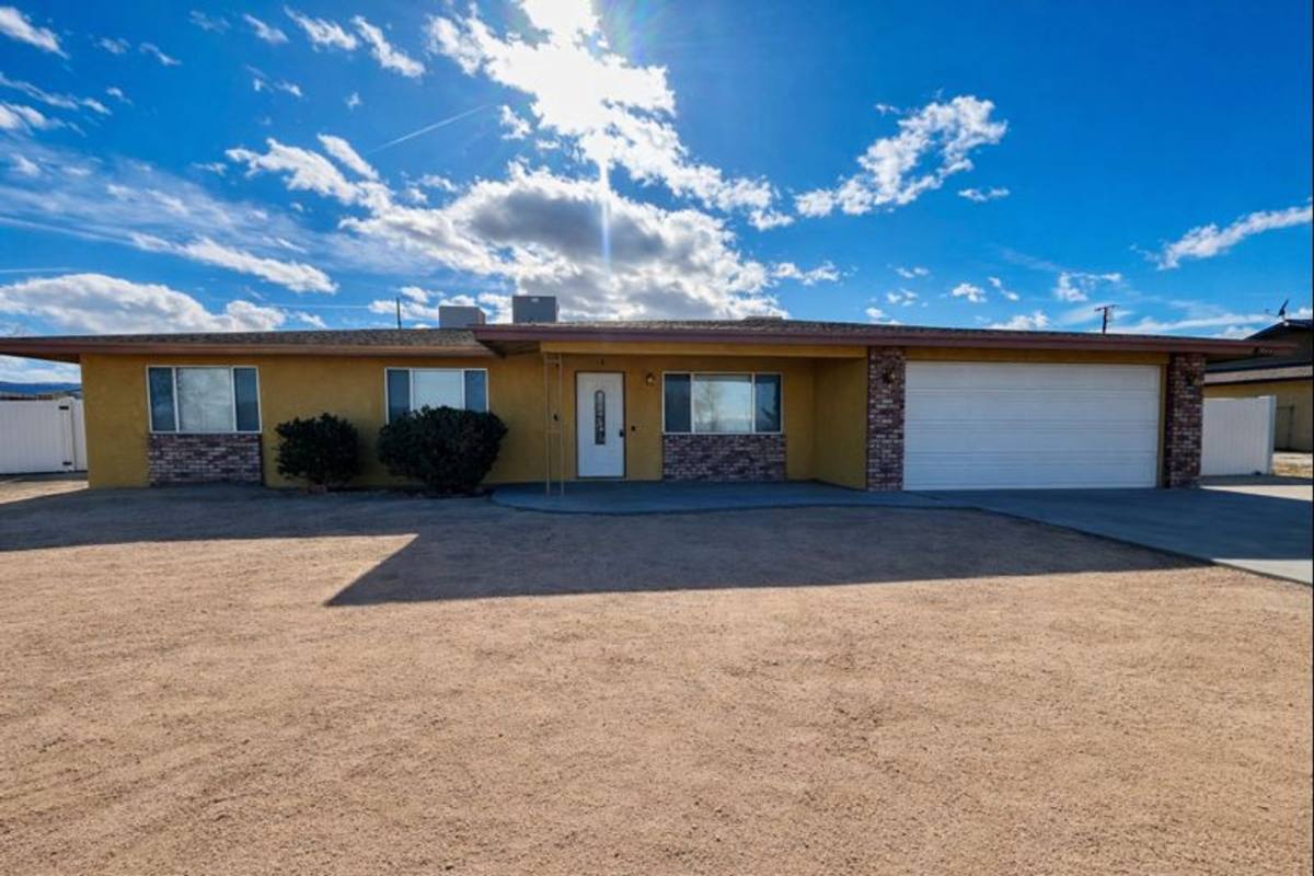 House for rent at 74071 Playa Vista Dr, Twentynine Palms, CA 92277