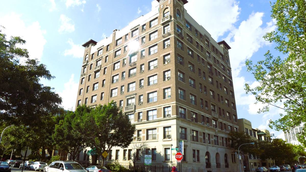 Apartment for rent at 808 -12 W Junior Terrace, Chicago, IL 60613