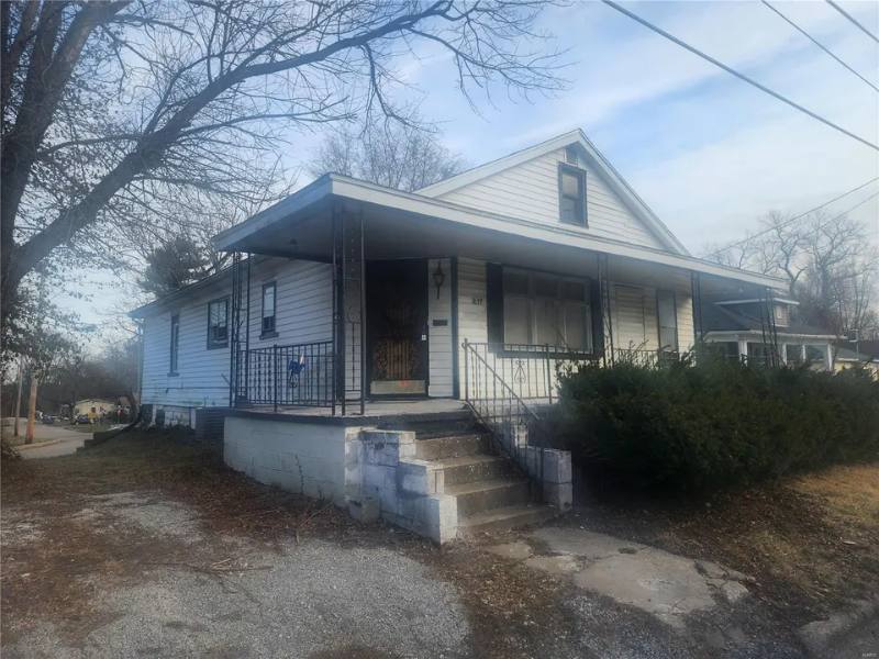 House for rent at 1839 Ervay Ave, Alton, IL 62002