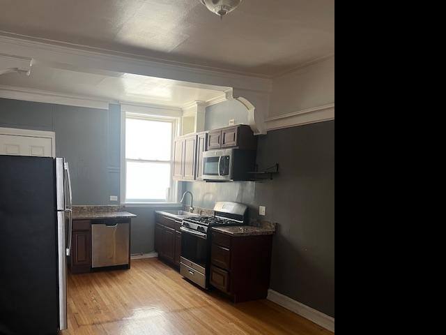 Apartment for rent at 827 W Cornelia #2S, Chicago, IL 60657