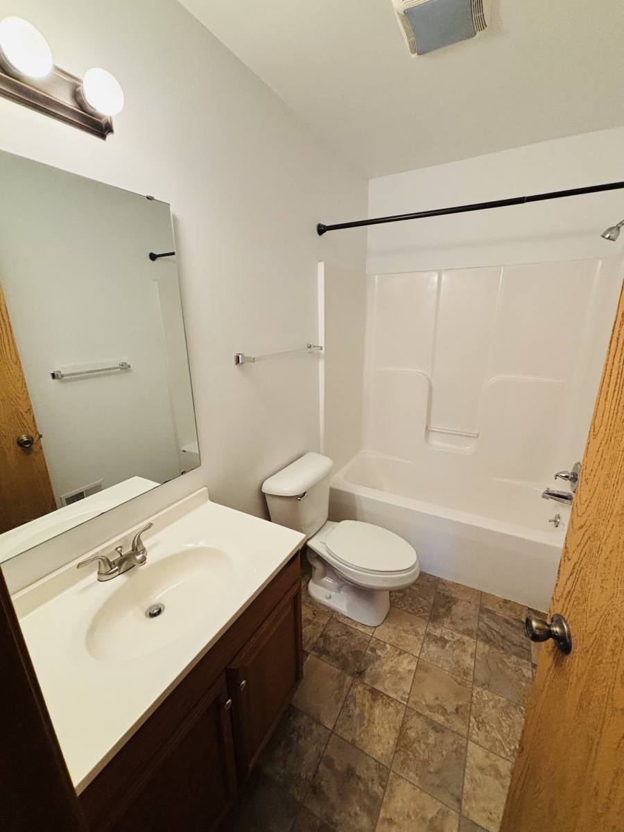House for rent at 5205 Hedgewood Dr, Midland, MI 48640