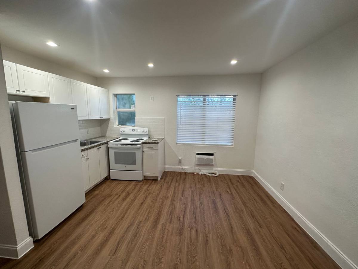Apartment for rent at 2034 Washington St, Hollywood, FL 33020