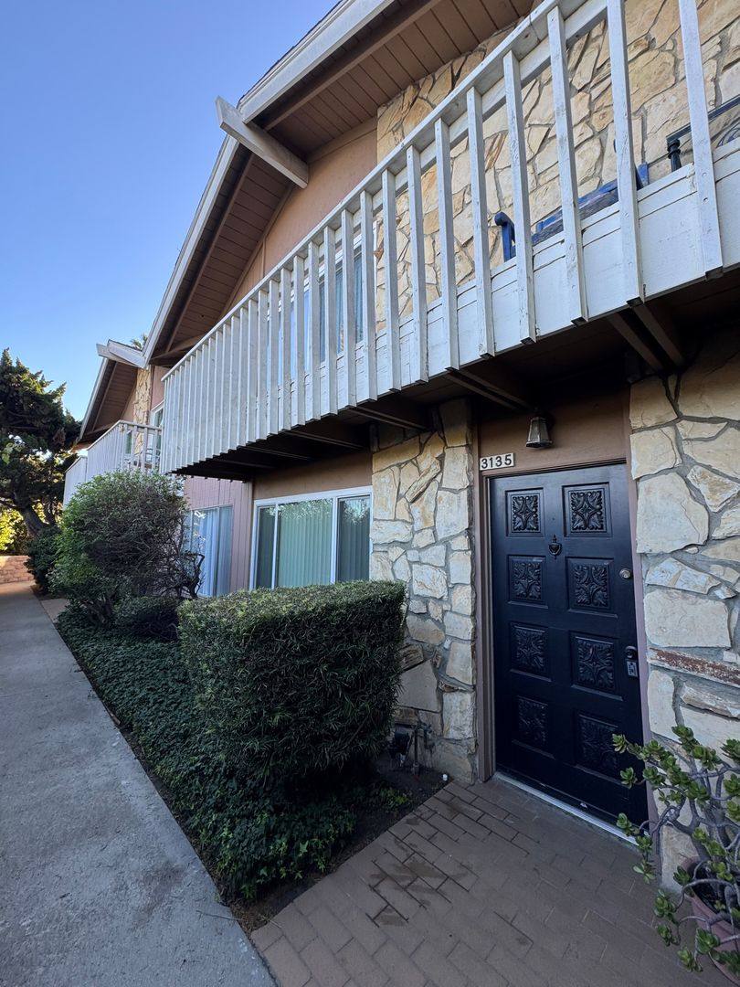 Townhouse for rent at 3135 Harbor Blvd, Ventura, CA 93001