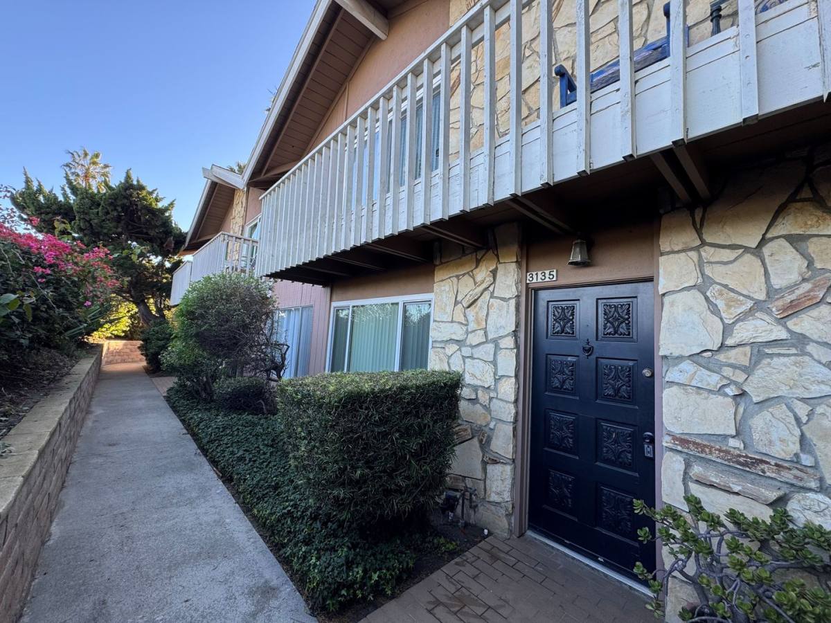 Townhouse for rent at 3135 Harbor Blvd, Ventura, CA 93001