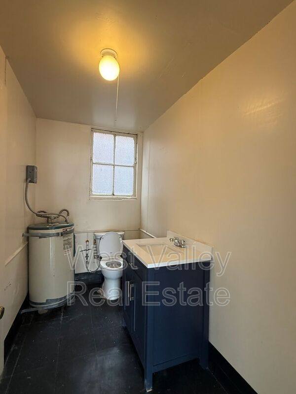 House for rent at 520 Center St #DOWNTOWN Commercial, Taft, CA 93268