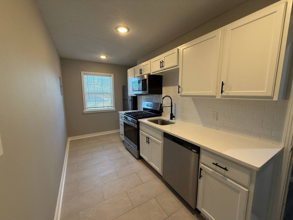 Apartment for rent at 202 E Gregory Blvd, Kansas City, MO 64114