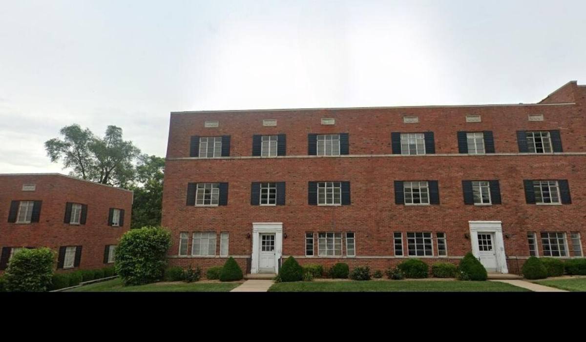 Apartment for rent at 202 E Gregory Blvd, Kansas City, MO 64114