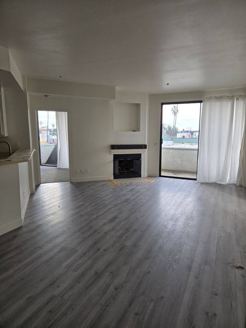 Apartment for rent at 7020 Lanewood Ave, Los Angeles, CA 90028