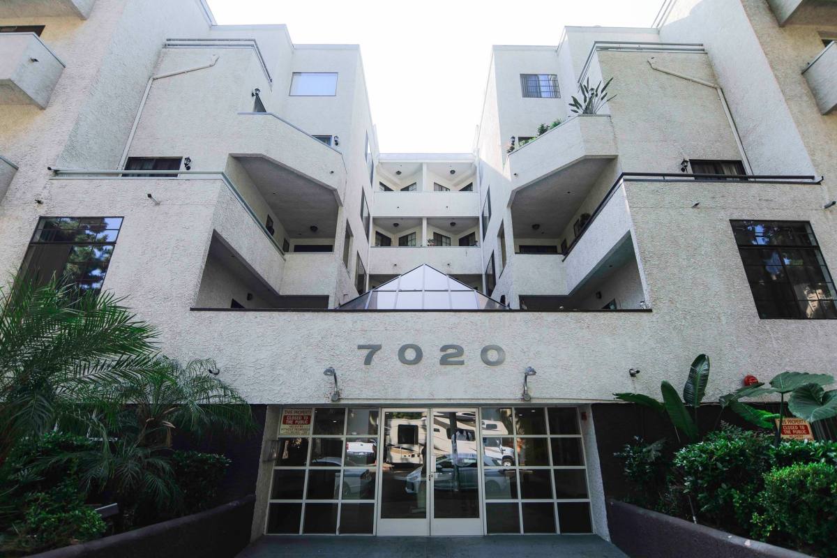 Apartment for rent at 7020 Lanewood Ave, Los Angeles, CA 90028