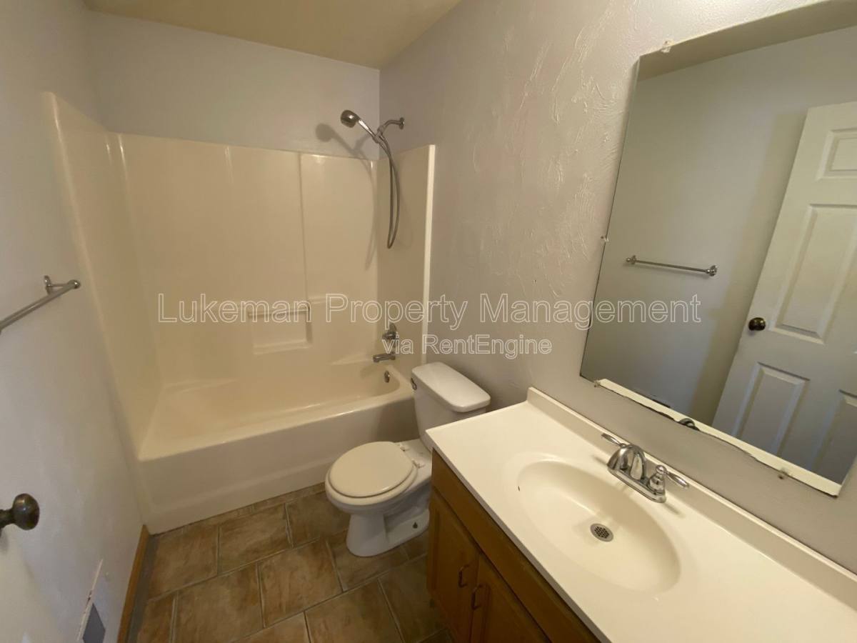 Townhouse for rent at 1324-1326 Knollwood Ave, Kalamazoo, MI 49006