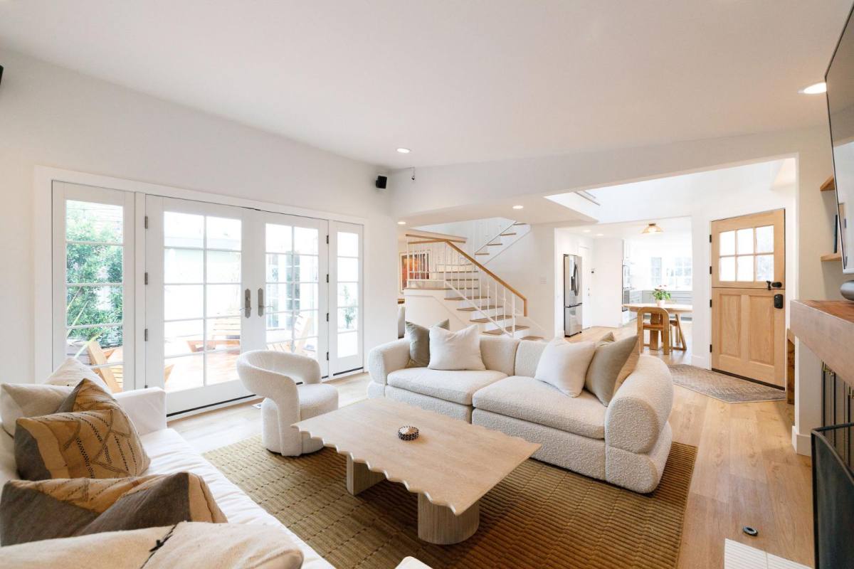House for rent at 2116 N Ardmore Ave #COMFORTABLE Elegance, Manhattan Beach, CA 90266