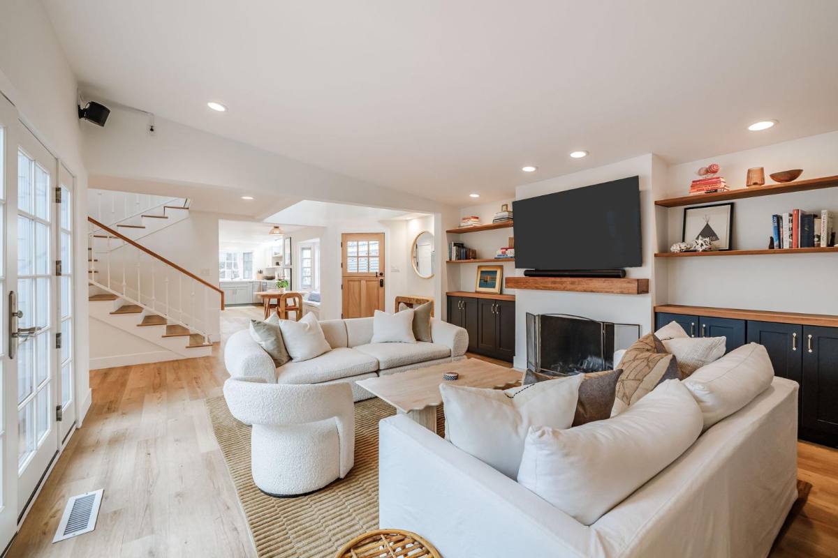 House for rent at 2116 N Ardmore Ave #COMFORTABLE Elegance, Manhattan Beach, CA 90266