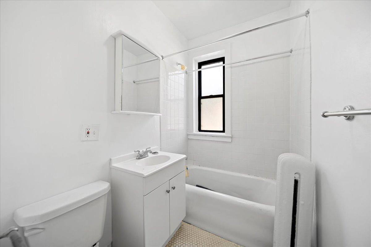 Apartment for rent at 627 W Roscoe St #A3, Chicago, IL 60657