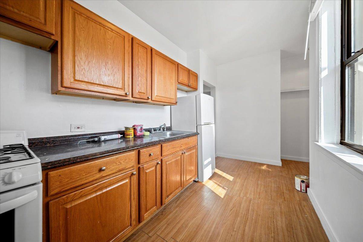 Apartment for rent at 627 W Roscoe St #A3, Chicago, IL 60657