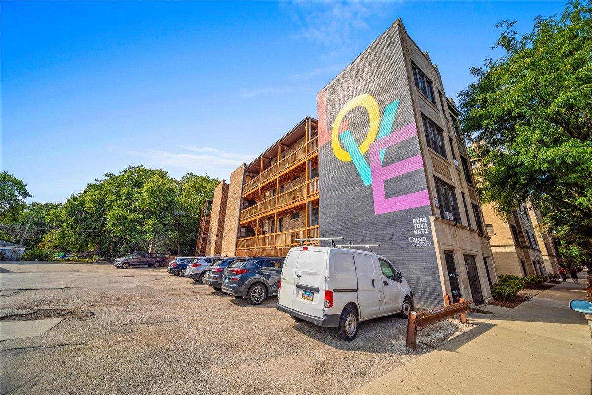 Apartment for rent at 627 W Roscoe St #A3, Chicago, IL 60657