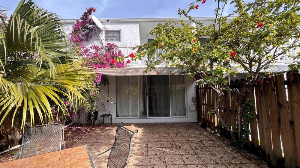 Townhouse for rent at 807 NE 27th Ave, Hallandale, FL 33009
