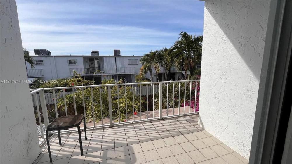 Townhouse for rent at 807 NE 27th Ave, Hallandale, FL 33009