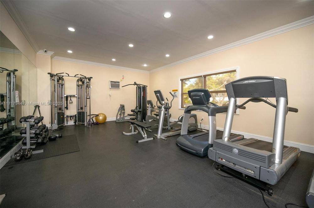 Townhouse for rent at 807 NE 27th Ave, Hallandale, FL 33009