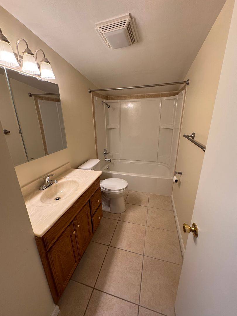 House for rent at 1079 N Ave, Girard, OH 44420