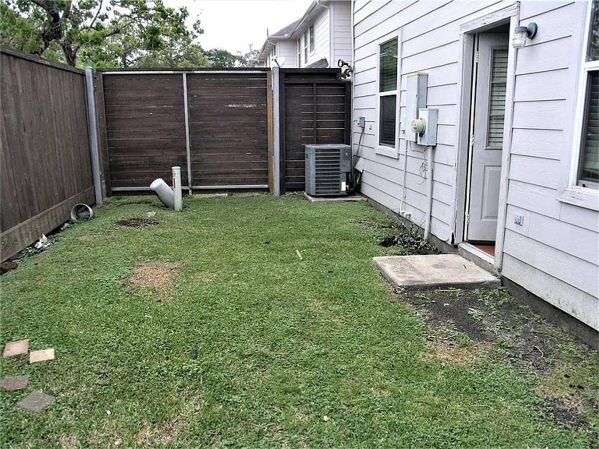 Townhouse for rent at 2926 Meadowglen Crescent, Houston, TX 77082