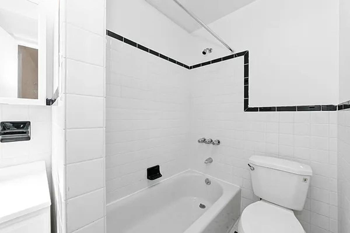 Apartment for rent at 35 Thayer St, New York, NY 10040