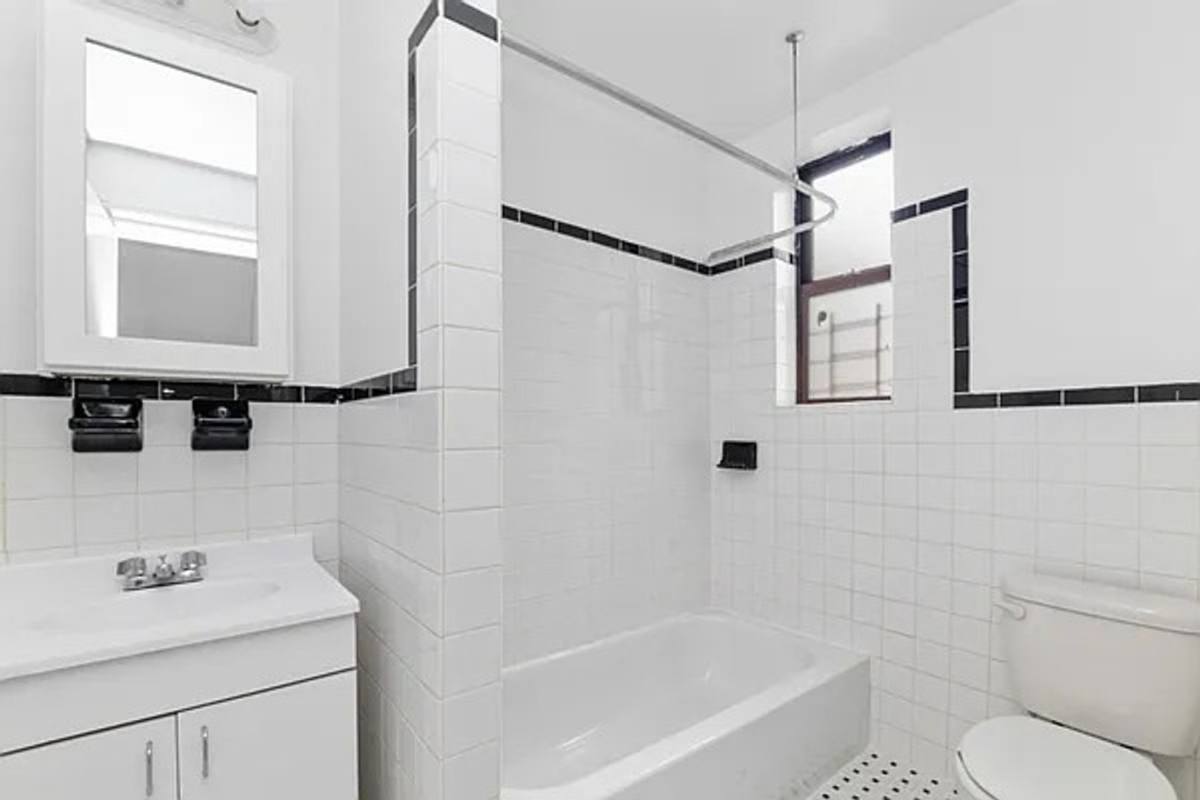 Apartment for rent at 35 Thayer St, New York, NY 10040