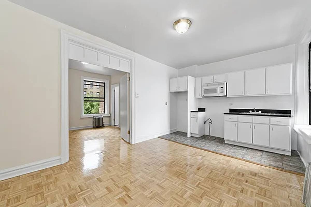 Apartment for rent at 35 Thayer St, New York, NY 10040