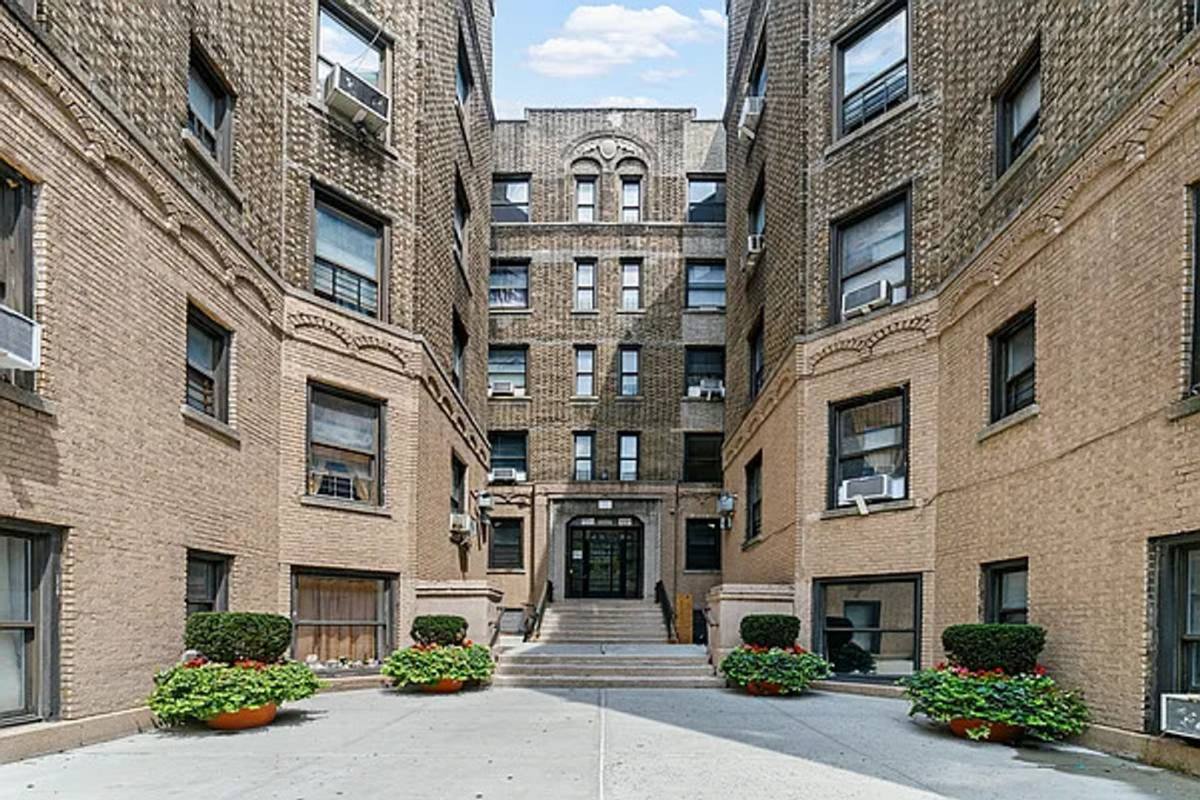 Apartment for rent at 35 Thayer St, New York, NY 10040