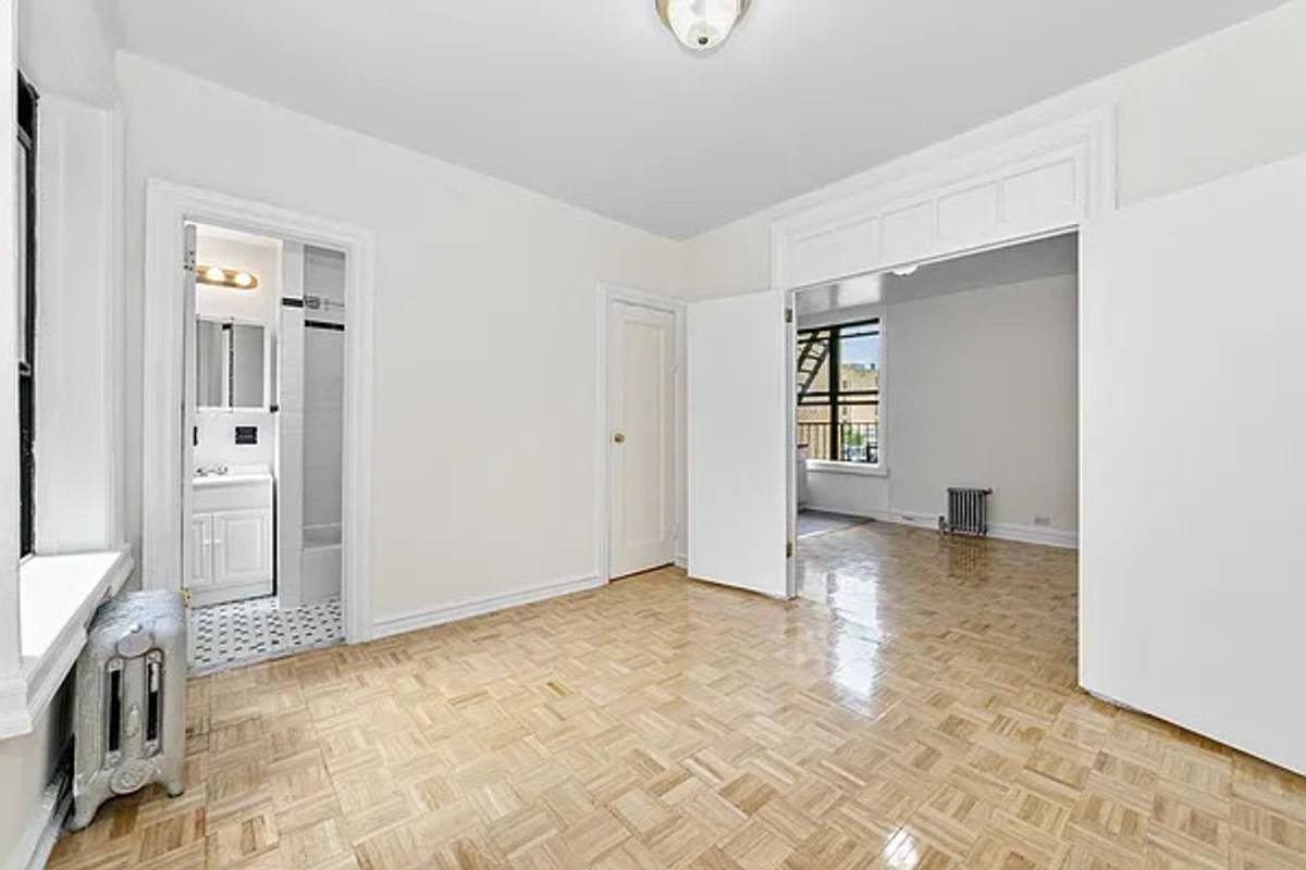 Apartment for rent at 35 Thayer St, New York, NY 10040