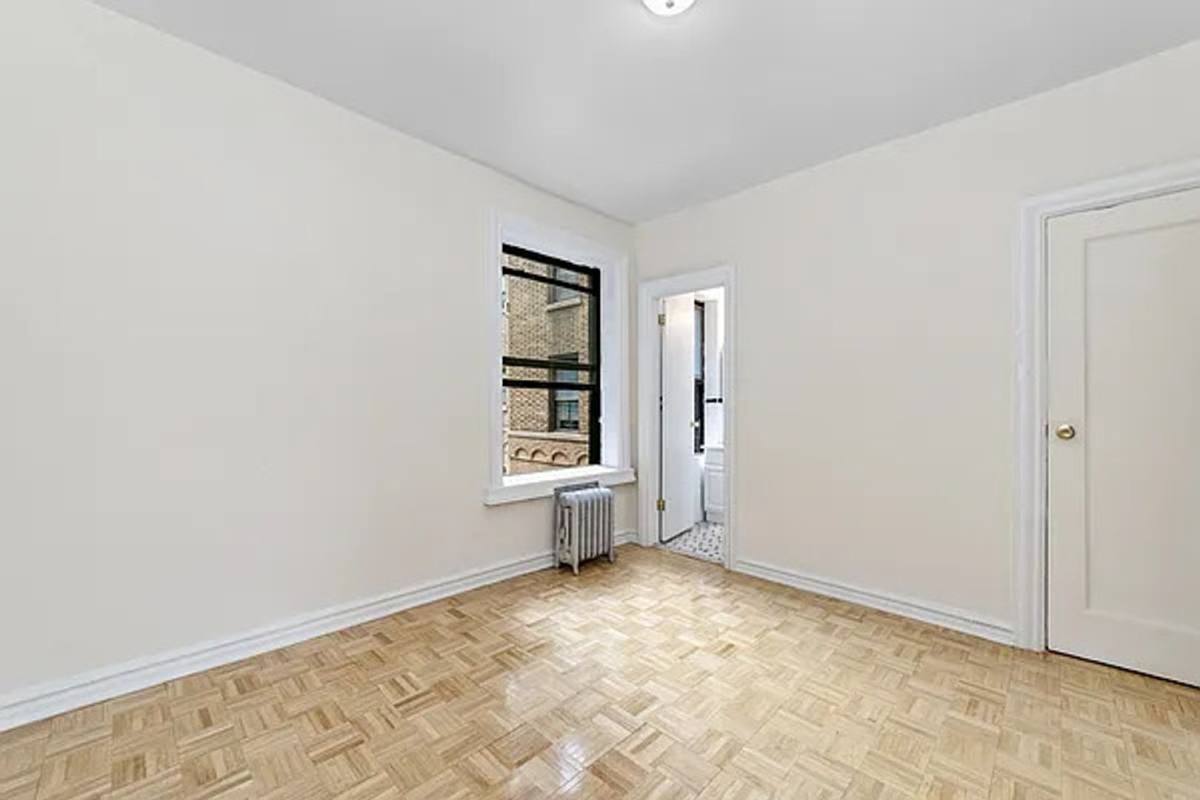 Apartment for rent at 35 Thayer St, New York, NY 10040