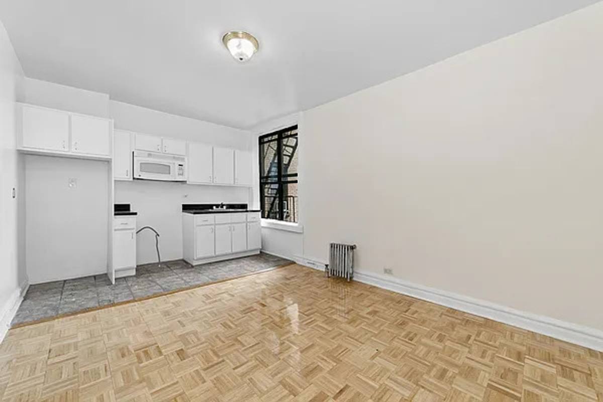 Apartment for rent at 35 Thayer St, New York, NY 10040