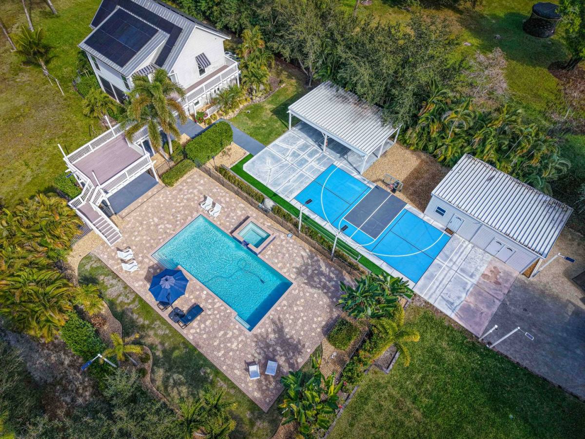 House for rent at 6941 Hunters Rd, Naples, FL 34109